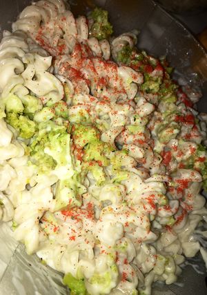 Una foto de Pasta con salsa blanca y brócoli