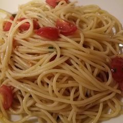 A picture of Spaghetti with fresh tomatoes and basil.