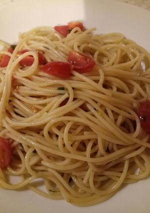A picture of Spaghetti with fresh tomatoes and basil.