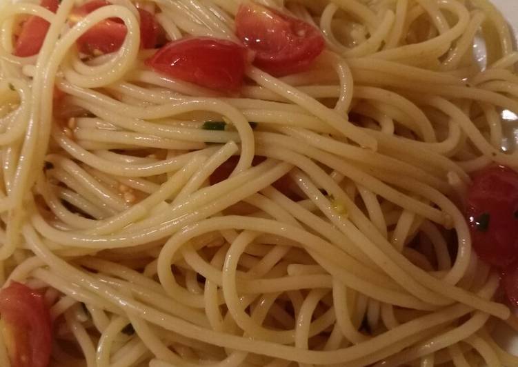 Simple Way to Prepare Award-winning Spaghetti with fresh tomatoes and basil