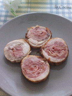 Una foto de Roti de pollo y bacón al coñac