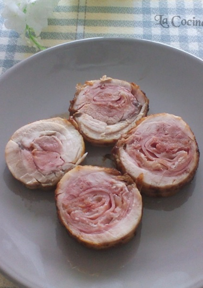 Una foto de Roti de pollo y bacón al coñac