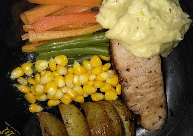 Resep Steak Tuna and Vegetable Potato wedges with creamy cheese saus yang Enak