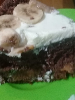 Una foto de Torta de banana, dulce de leche y crema