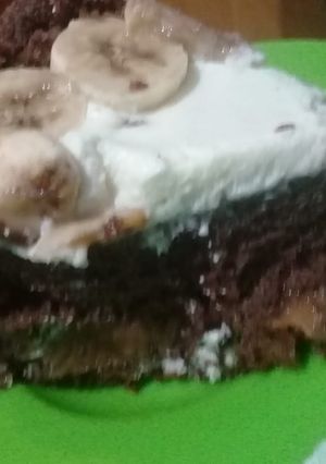 Una foto de Torta de banana, dulce de leche y crema