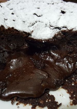 Una foto de Torta coulant o volcán de chocolate