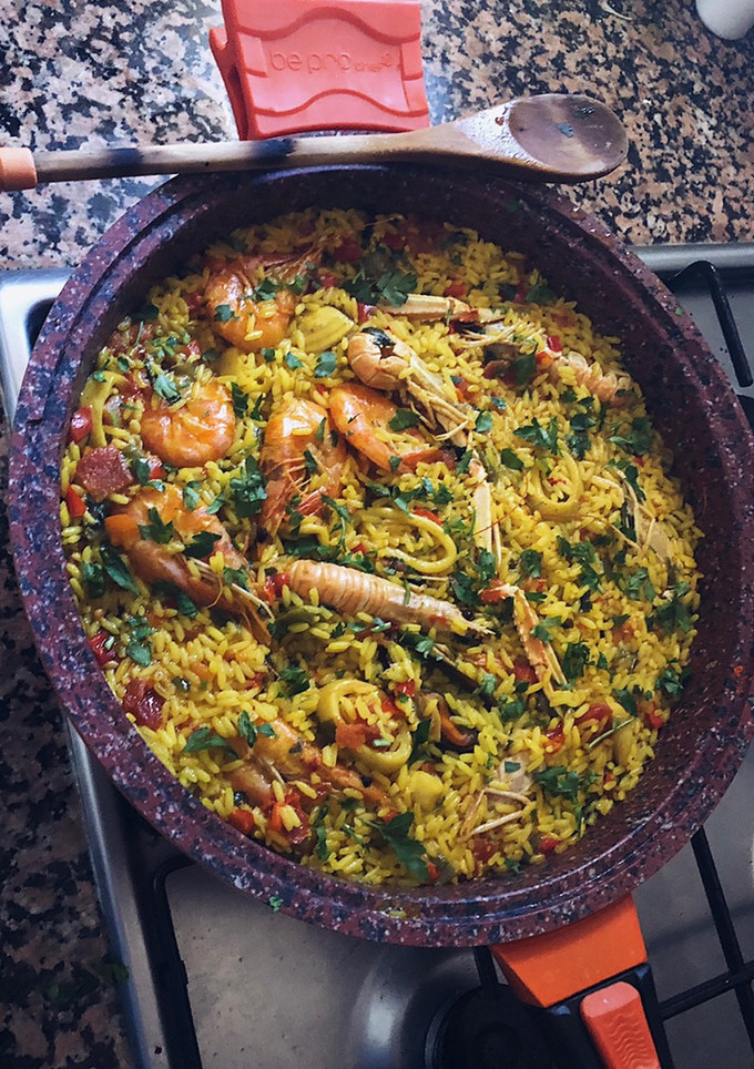 Una foto de Paella de marisco