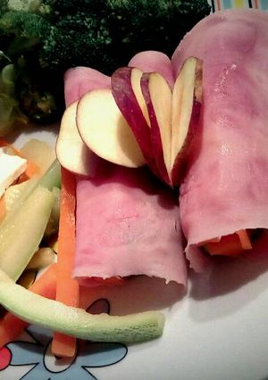Una foto de Rollitos de jamón con verduras