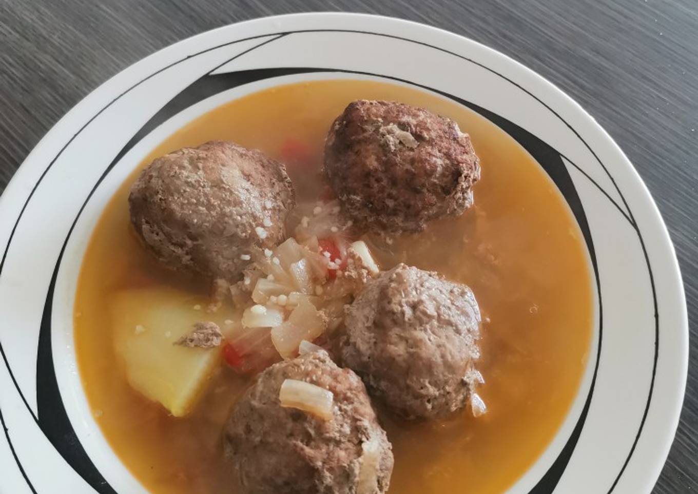 Sopa de cuscús y albóndigas