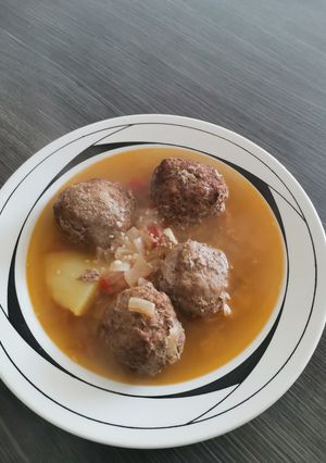 Una foto de Sopa de cuscús y albóndigas