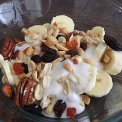 Una foto de Granola y plátano