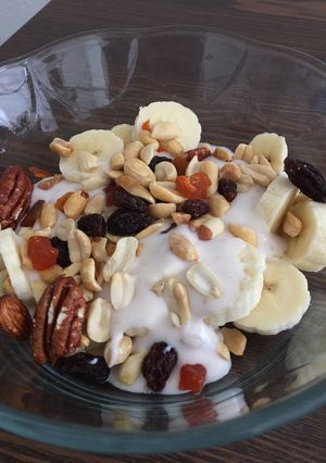 Una foto de Granola y plátano