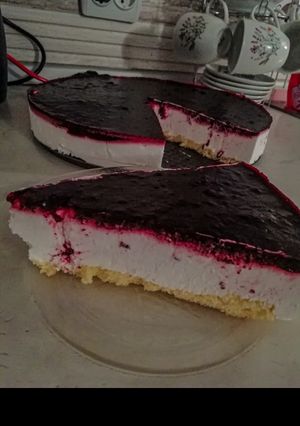 O poză a rețetei Cheesecake cu jeleu de coacăze.