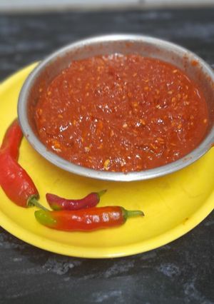लाल मिर्च और काचरी की चटपटी चटनी(lalmirch aur kachri ki chatpati chutney recipe in hindi) रेसिपी मुख्य फोटो