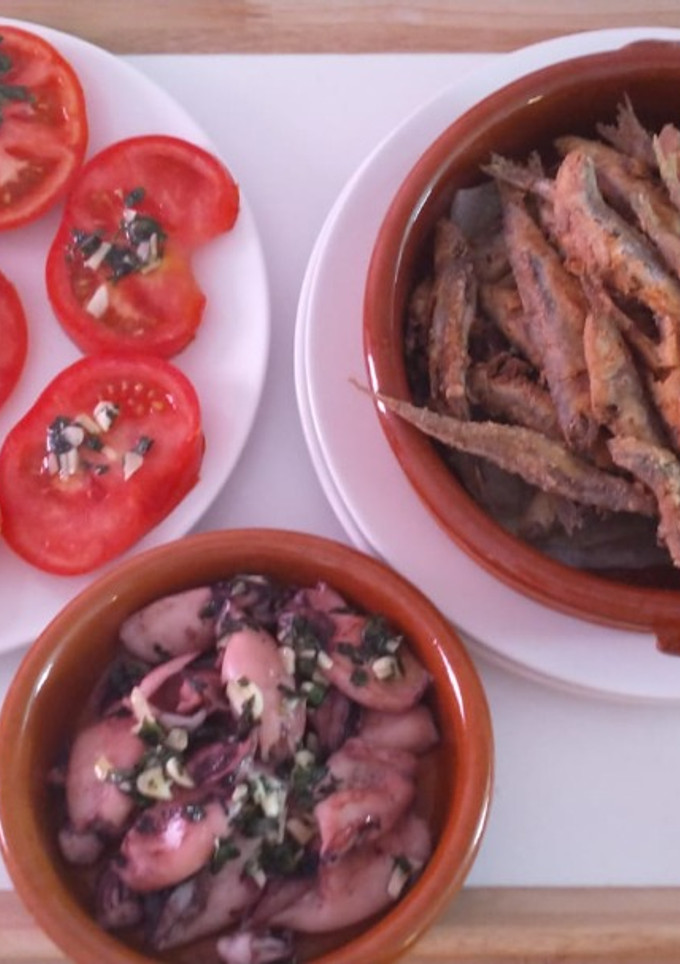 Una foto de Boquerones fritos, chipirones al ajillo y ensalada de tomate