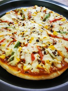 पिझ्झा (pizza recipe in marathi) रेसिपी चे मुख्य फोटो