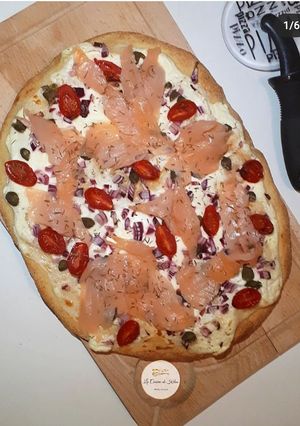 Une photo de Pizza blanche au saumon fumé 🍽️🤌