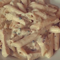A picture of Chicken Alfredo pasta 😍.