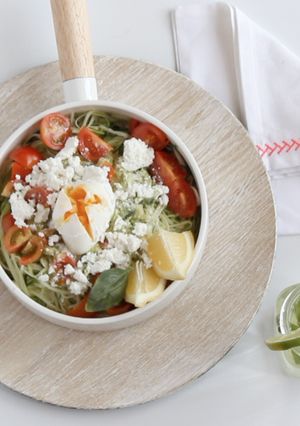 Una foto de Espaguetis de calabacín con pesto de aguacate