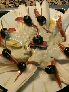 Una foto de Una ensalada de endivias con salsa de roquefort