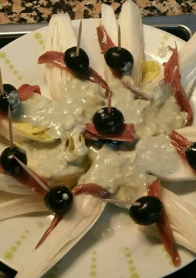 Una foto de Una ensalada de endivias con salsa de roquefort