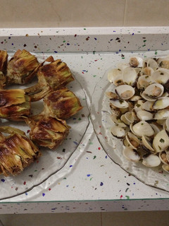 Una foto de Alcachofas fritas y almejas al ajillo
