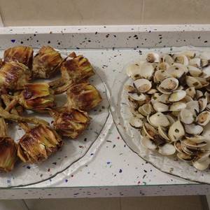 Alcachofas fritas y almejas al ajillo