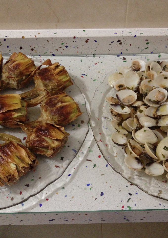 Una foto de Alcachofas fritas y almejas al ajillo