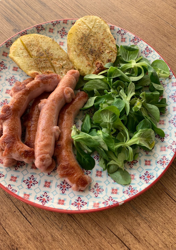 Una foto de Salchichas de pollo con patata al micro