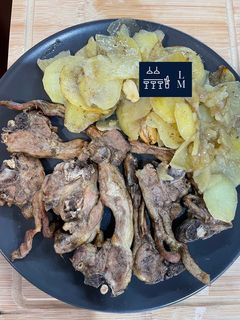 Una foto de Chuletas de cordero con patatas