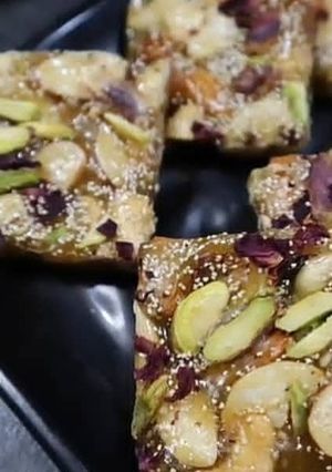 ड्राई फ्रूट चिक्की (dry fruit chikki recipe in Hindi) रेसिपी मुख्य फोटो