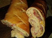 Una foto de pan de salami y queso