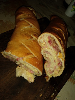 Una foto de Pan casero relleno de jamón y queso (o salame)