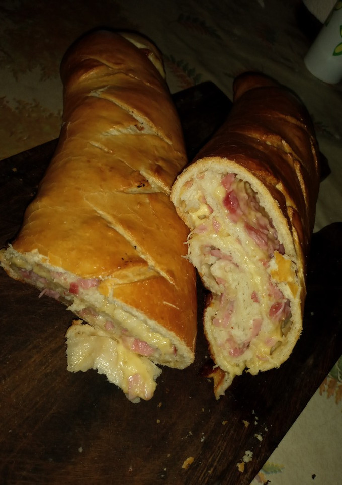 Una foto de Pan casero relleno de jamón y queso (o salame)