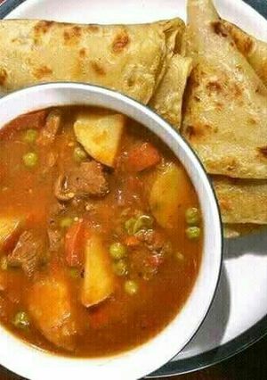 A picture of Chapati with viazi and stew.