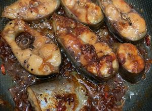 Hình của món Cá ba sa kho rất bình thường và bình dị.