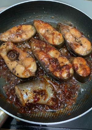 Hình của món Cá ba sa kho rất bình thường và bình dị.