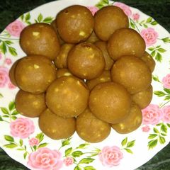 A picture of Besan ki laddu.