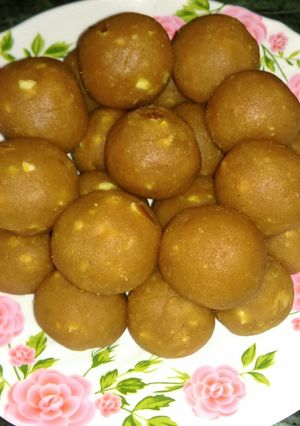 A picture of Besan ki laddu.
