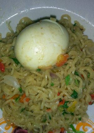 A picture of Noodles with boiled egg.