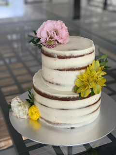 Una foto de Tarta de manzana con crema de limón y frosting de queso