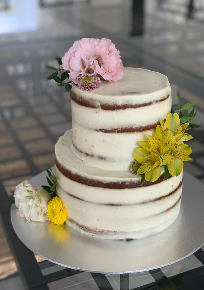 Una foto de Tarta de manzana con crema de limón y frosting de queso