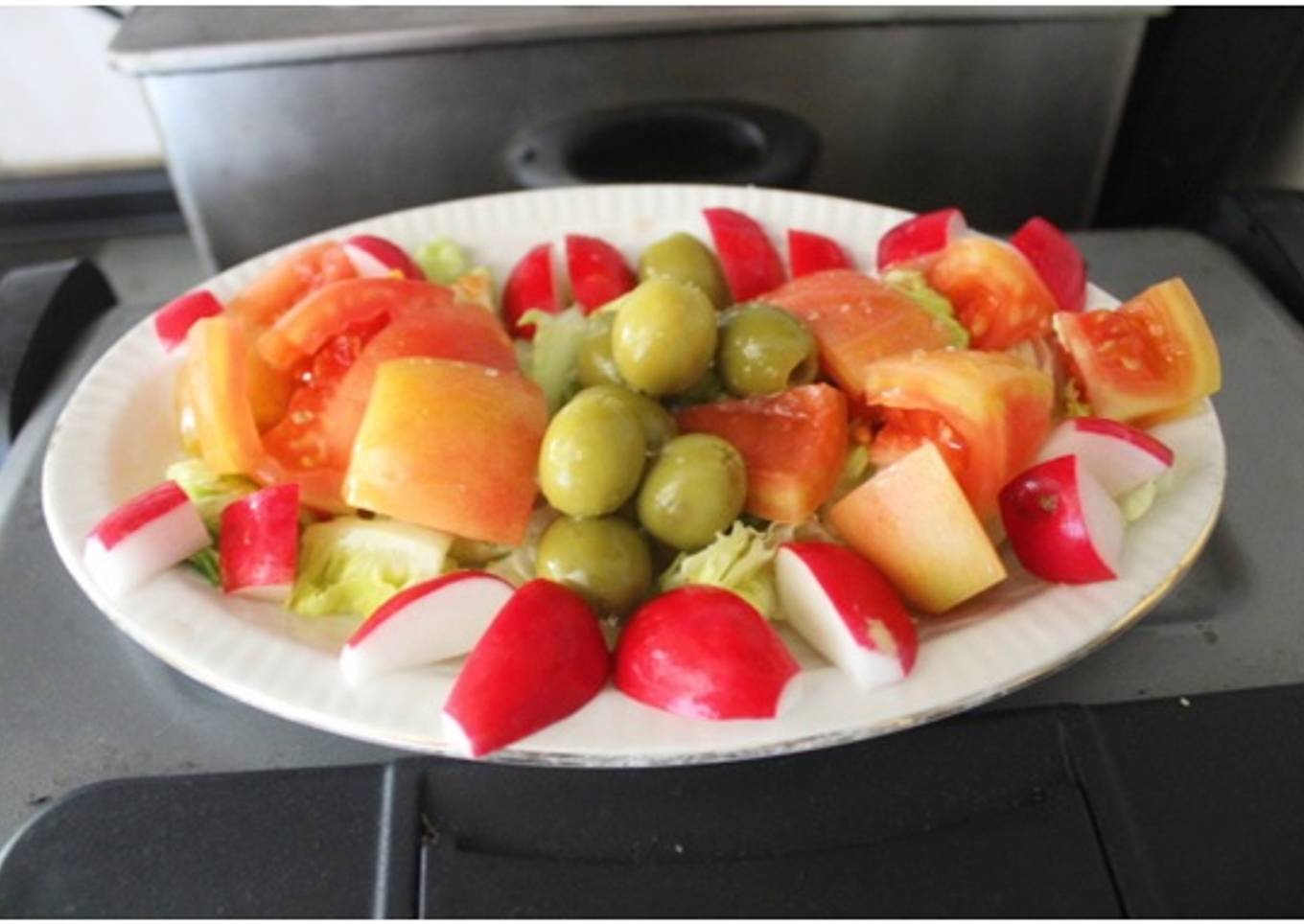 Ensalada de tomate y rábanos