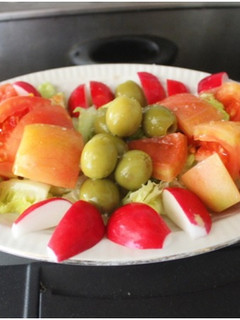Una foto de Ensalada de tomate y rábanos