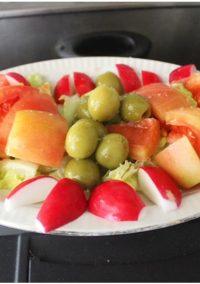 Una foto de Ensalada de tomate y rábanos