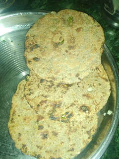 कुट्टू के आटे की रोटी (Kuttu ke aate ki roti recipe in hindi) रेसिपी मुख्य फोटो