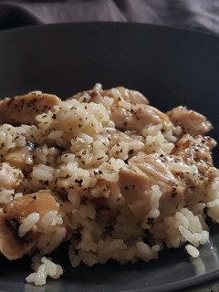 Una foto de Risotto con Pollo y Setas con Aceite y Albahaca