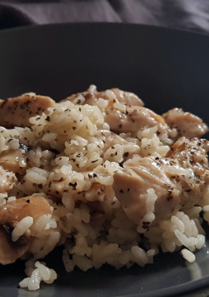Una foto de Risotto con Pollo y Setas con Aceite y Albahaca