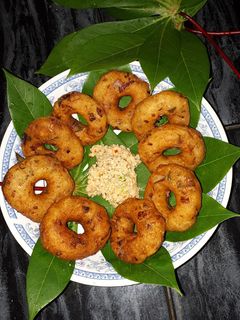 લેફ્ટ ઓવર ખીચડી મેંદુવડા (Left Over Khichdi Meduvada Recipe In Gujarati) રેસીપી મુખ્ય ફોટો