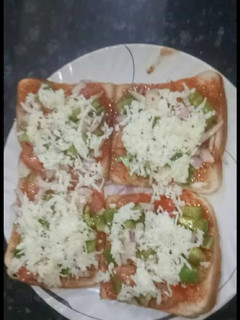 तवा ब्रेड पिज़्ज़ा (Tawa bread pizza recipe in Hindi) रेसिपी मुख्य फोटो